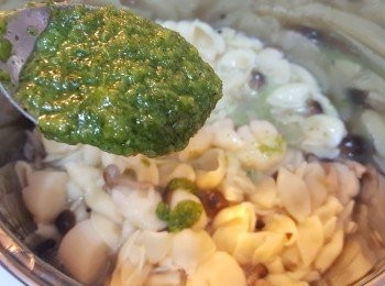 step10: 加入3-4湯匙「Pesto醬」。