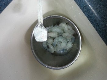 step2: 用1茶匙生粉將蝦洗淨後沖水