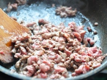 step2: 以少許的油將醃過的牛肉絲拌炒至6~7分熟