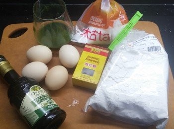 step1: 蛋黃3隻加其中30g糖及鹽拌勻