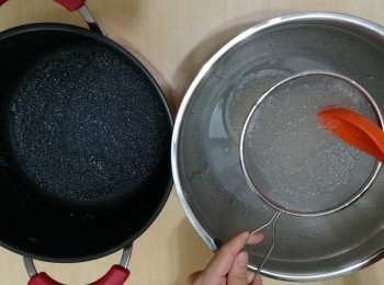 step5: 用食用冷水清洗西米，把西米表面的黏液洗去。有需要可清洗兩遍。西米清洗後，放一邊備用。