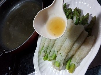 step9: 將素蠔油芡淋上蘆筍竹笙上即可