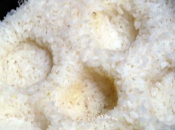 step2: 飯煮熟電鍋跳起3分鐘內.將以熟軟地瓜盛出.馬上取出可避免地瓜黑黑的