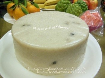 step1: 白蘿蔔去皮刨絲，炒鍋中放點油爆香天然日曬香菇，放入白蘿蔔絲炒軟燜煮至熟，用鹽和白胡椒調味