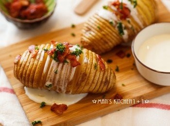 step4: 最後只要依照喜好放上無糖優格、巴西利與煎過的培根碎片就完成了喔。