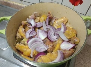 step5: 加入紫洋蔥爆炒至雞件約8成熟