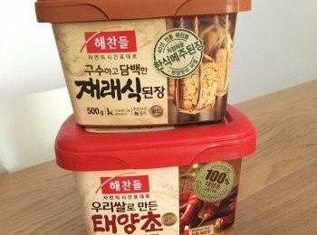 step3: 再加入年糕、韓式大醬及韓式辣醬，煮3分鐘。