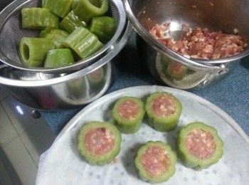 step6: 將豬肉釀入苦瓜中