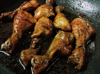 step9: 然後將雞腿反身, 再蓋回鍋蓋, 繼續炆煮另一邊約 15 分鐘