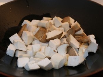 step5: (5) 加入醬油、紹興酒及糖