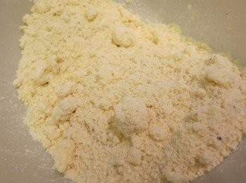 step1: [做<span class="group_1">撻皮</span>] 牛油不要放軟，直接切丁， 麵粉也不用過篩，直接和白砂糖+杏仁粉+幼鹽+吉士粉一齊加入牛油， 用手把牛油和麵粉捏合，令所有麵粉都沾到牛油，成黃黃的大粒狀