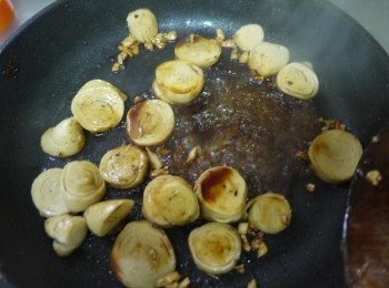 step2: 起鍋炒香蒜末後下麵腸，接著倒入所有的<span class="group_2">調味</span>拌炒至收汁