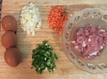 step1: 豬肉絲用醃料略抓後備用, 洋蔥和紅蘿蔔切丁,蔥切花備用.