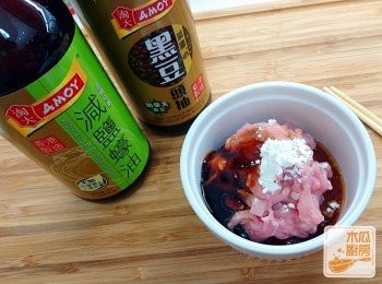 step2: (**醃料：淘大減鹽蠔油1湯匙，黑豆頭抽2茶匙，麻油1茶匙，生粉1茶匙，糖半茶匙)    肉絲用醃料醃30分鐘