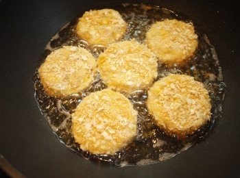 step12: 以中低溫入鍋中油炸,每一面油炸約2~3分鐘即可起鍋