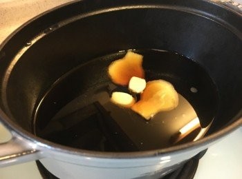 step2: 把薑、蒜、日本豉油、味醂及水加入鍋中煲滾。