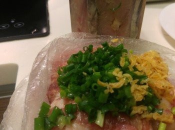 step1: 半肥瘦豬肉琢成免治豬肉, 除水份、油和生粉稍後落, 全部<span class="group_2">醃料</span>加入免治豬肉攪勻, 過5分鐘後將未落的<span class="group_2">醃料</span>一同醃豬肉, 醃時間約半小時以上。 臨煮時咸魚起肉去骨後琢成蓉, 蝦皮洗淨, 蔥切成粒, 將以上材料和免治豬肉攪勻, 平均分成5份。