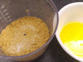 step2: <span class="group_2">餅底</span>做法: 牛油先溶化, 消化餅壓碎或電動攪拌整碎, 然後將所有材料混合, 再把餅碎壓入焗盤內。然後把<span class="group_2">餅底</span>雪硬。