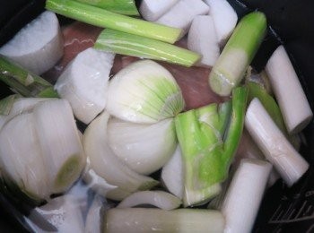 step2: 京蔥洗淨去根部後切半備用
白蘿蔔去皮，切開一半後，一邊切大塊備用
洋蔥洗淨去皮撕開大片備用
蒜頭去皮原粒備用
薑去皮切片 （4-5片就好）
鍋內放入牛展、京蔥、白蘿蔔、薑片、蒜頭，加水至沒頂
我用智能鍋，加蓋按下自選 40分鐘即可
如果用普通鍋就大火煮沸，轉小火煮1個半小時就可以了
