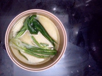 step16: 之後把洗淨的斑蘭葉及洗淨切去根部的蔥打結放入
按下煮飯模式等飯煮好即成