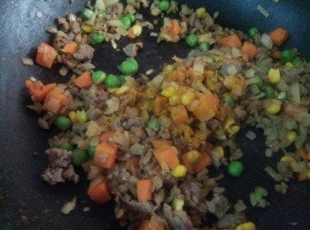 step7: 此時加入半茶匙鹽 , 和咖哩粉拌勻後盛起備用