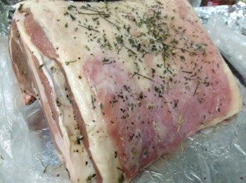 step2: 得整排羊架用橄欖油，香料及鹽等等用手以按摩的方式搽混整排羊架，侍醃1-3小時，佇室溫陰涼處備用