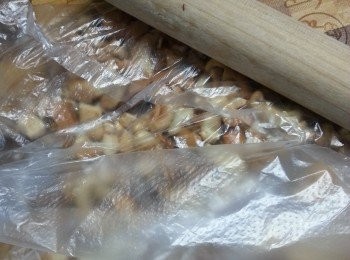 step3: 先做湯圓餡:腰果用光波爐高架,用180度先焗8分鐘,開蓋炒一炒再焗8分鐘,灘凍後用食物袋裝起,用麵棍壓碎(焗爐做法一樣,只是時間可能較長,需目測,只需焗到香脆即可)