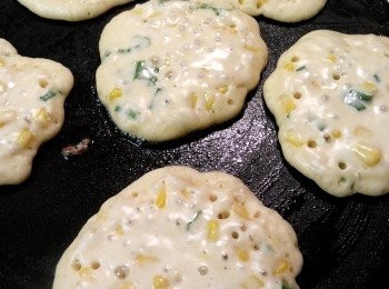 step3: 锅子烧到微热，鍋子裡面倒一點點牛油，大約手版大小，倒入麵糊。中火烧至表面开始有气泡，边缘有焦黄色，并且饼可以自由在锅内滑动，這證明饼的反面已经焦黄了，這個時候可以翻面。