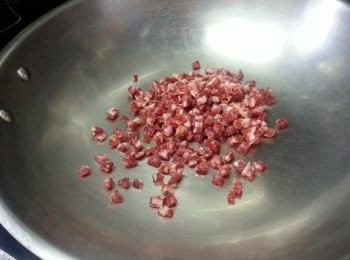 step5: 開中火用白鑊,不用落油,先爆香臘腸,利用臘腸的油份出油