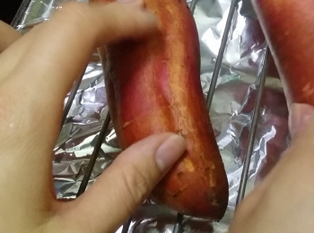 step1: 蕃薯洗淨，抹乾，置烤架上。
Brush sweet potatoes skin.  Dry up & place onto the grill.