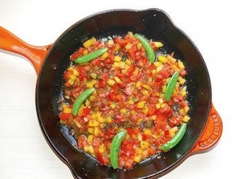 step7: 加入時蔬翻炒併使用海鹽調味。