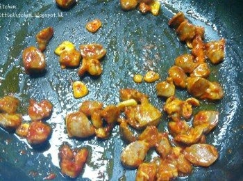 step4: 倒入<a href="https://bit.ly/3uTwVKG" target="_blank" data-keyword="雞腎" class="guide-link"><strong>雞腎</strong></a> <span style="display:inline-block;vertical-align:middle;margin-top:-3px;color:initial;border-radius:3px;padding:2px 3px;font-size:12px;line-height:14px;background:#87d300;color:#fff;">即買</span> 炒熟，加入韓式辣醬1茶匙炒勻。