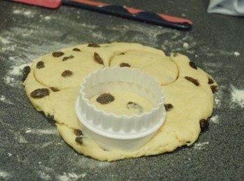 step5: 將麵團用手輕力壓至約2cm厚，然後印出圓形，放在烘焙紙上