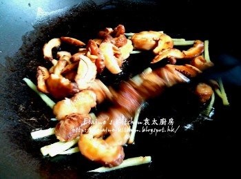 step8: 薑絲放入鑊中爆香 , 加入冬菇片拌勻炒數分鐘至菇軟身 , 盛起冬菇片(薑絲去掉)