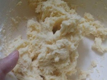 step2: 低筋麵粉和泡打粉過篩，低筋麵粉，泡打粉和糖加入牛油中用膠刮拌勻