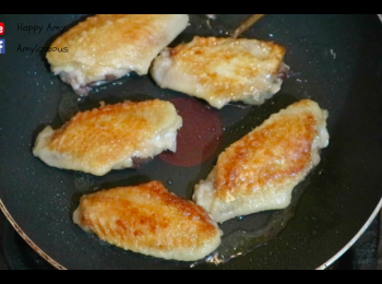 step4: 反轉<a href="https://bit.ly/3zHU5V3" target="_blank" data-keyword="雞翼" class="guide-link"><strong>雞翼</strong></a> <span style="display:inline-block;vertical-align:middle;margin-top:-3px;color:initial;border-radius:3px;padding:2px 3px;font-size:12px;line-height:14px;background:#87d300;color:#fff;">即買</span> ，蓋上鑊蓋，以小火煎三分鐘。