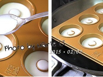 step4: 麵糊先倒入模具中約三分之一高度
然後將模具放進事先水已煮滾的鍋中
中小火蒸約三分鐘
讓模具中的麵糊表面帶點凝固