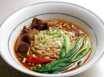 step8: 另外準備一個熱水湯鍋將麵條煮熟,加上汆燙過的小白菜或青江菜撒上蔥花,這樣美味的紅燒牛肉麵就完成了