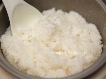 step4: 最後等米煮好後，用飯匙將翻鬆開，並蓋上鍋蓋再悶15分鐘就完成了。