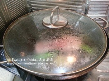 step2: 將一半份量蔥段及薑片放入鑊中 , 將腩肉放入用慢火出水10分鐘