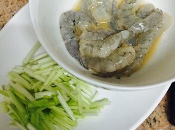 step1: 蝦去頭去殼剝成蝦仁，挑掉蝦腸，放<span class="group_2">醃料</span>拌勻醃約10分鐘。雞蛋加鹽和忌廉打散，沒有忌廉可用牛奶代替。韮黄洗淨切成約3cm長段。