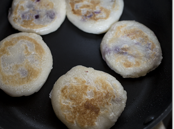 step6: 燒熱平底易潔鑊，加少量油中火煎至兩面金黃、(由於麵糰已被滾熟了大部份、建議每邊不要經常翻，每30秒左右翻一次、最多煎封時間為不多於3-4分鐘