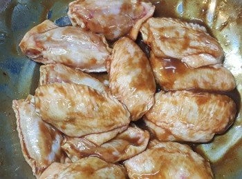 step3: 將所有<span class="group_2">醃料</span>拌勻後加入<a href="https://bit.ly/3zHU5V3" target="_blank" data-keyword="雞翼" class="guide-link"><strong>雞翼</strong></a> <span style="display:inline-block;vertical-align:middle;margin-top:-3px;color:initial;border-radius:3px;padding:2px 3px;font-size:12px;line-height:14px;background:#87d300;color:#fff;">即買</span> 醃最少4小時。