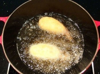 step13: 依序將可樂餅放入油鍋中油炸至熟。