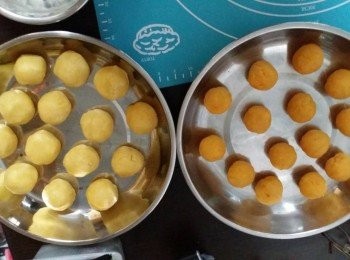 step6: 把昨晚雪好既“奶皇餡“取出，略略搓一搓....平均分成約20g一粒，約分到15~16粒!! 月餅皮取出，同樣分成15~16粒，約30g一粒