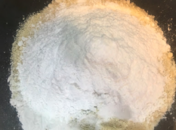 step1: 將杏仁粉同綠豆粉搞一搞混, 再撈埋糖霜。