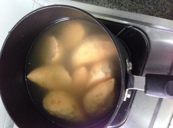 step2: 將蕃薯去皮放入滾水加入薑汁、片糖燒開至大滾轉小火煲至出味及蕃薯完全淋身