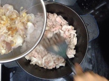 step8: 再加入蒜頭紅蔥頭拌勻