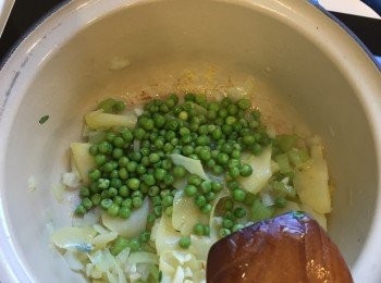 step6: 先用橄欖油，下少許鹽炒洋蔥和西芹粒，炒至軟身。加入蒜頭再炒一會，加入(半個份量的)薯仔片，炒兩分鐘，再加青豆。