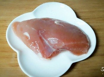 step2: <a href="https://bit.ly/3EZL8dD" target="_blank" data-keyword="雞胸" class="guide-link"><strong>雞胸</strong></a> <span style="display:inline-block;vertical-align:middle;margin-top:-3px;color:initial;border-radius:3px;padding:2px 3px;font-size:12px;line-height:14px;background:#87d300;color:#fff;">即買</span> 肉先用2大匙鹽醃一小時 , 再放入電鍋中蒸熟